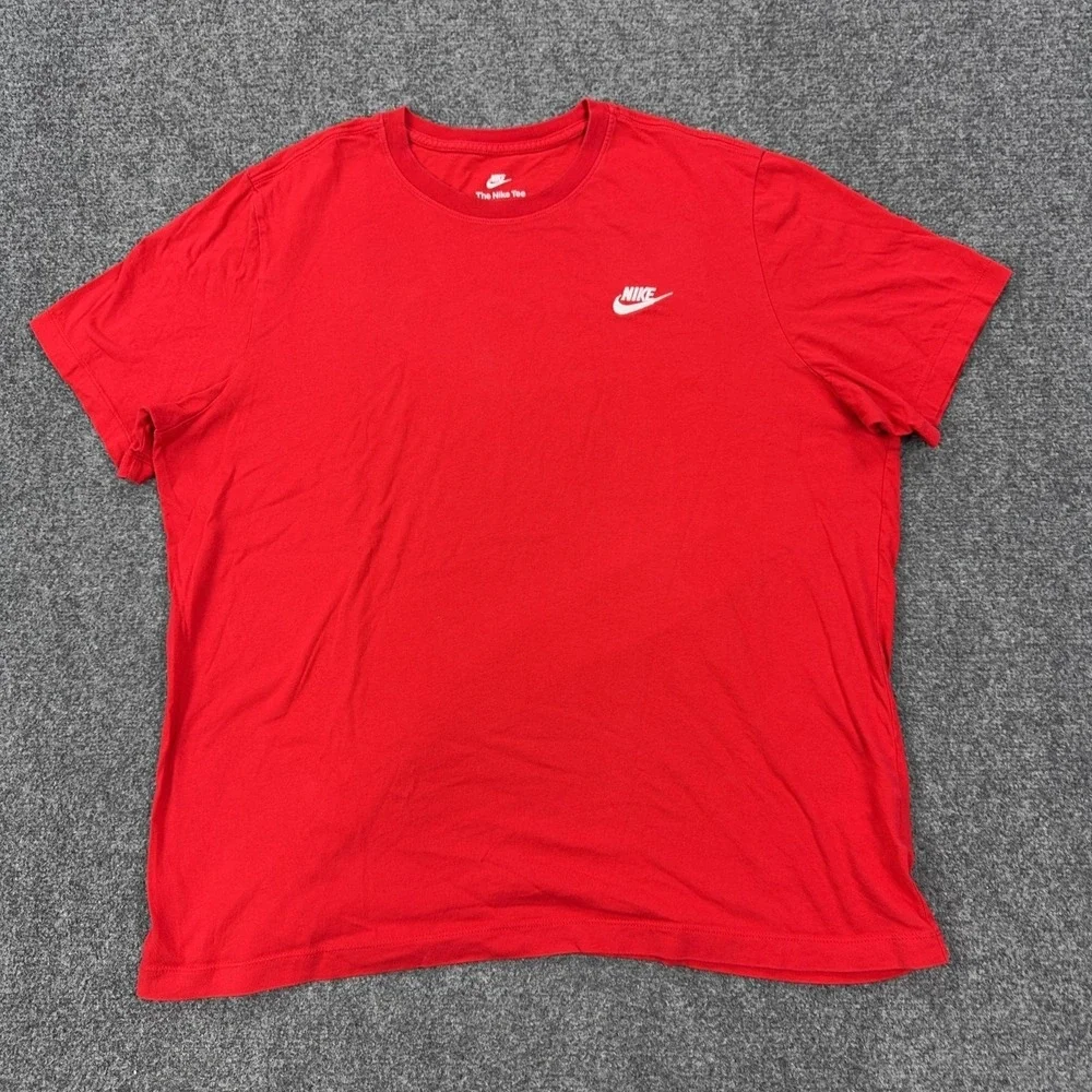 Nike Shirt Mens XL Red Crewneck Small Swoosh Logo The Nike Tee Tagless Casual